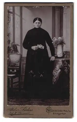 Fotografie Atelier Lüders, Weissenburg i. B., Ellingertor, Schöne Frau in schwarzem Kleid und strengem Blick