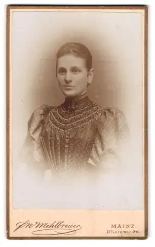 Fotografie F. W. Mehlbreuer, Mainz, Rheinstrasse 22, Schöne Frau in üppigem Kleid mit Puffärmeln und keckem Lächeln