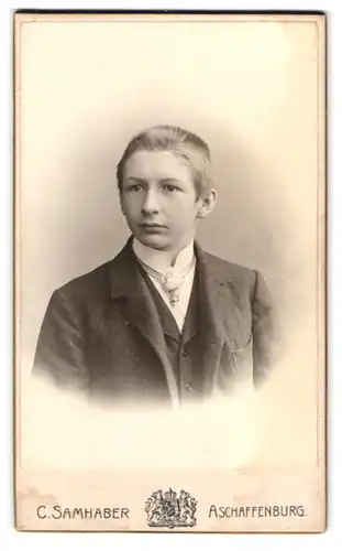 Fotografie C. Samhaber, Aschaffenburg, Junge in edlem Anzug und grossen Augen