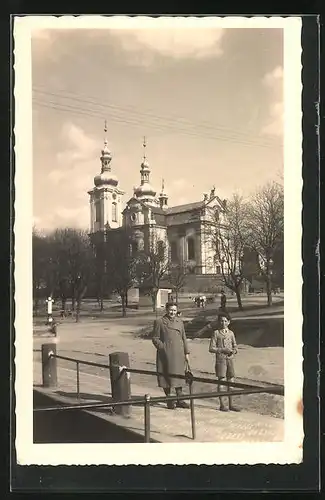 AK Slonitz, Frau und Junge vor Kirche