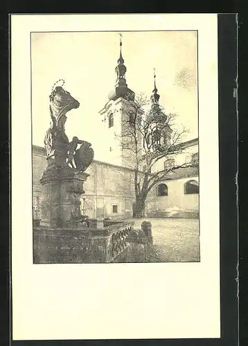 AK Doksany /Roudnice, Blick auf Statue vor Kirche