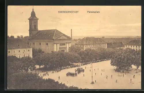 AK Theresienstadt / Terezin, Paradeplatz mit Hauptwache und Garnisonkirche