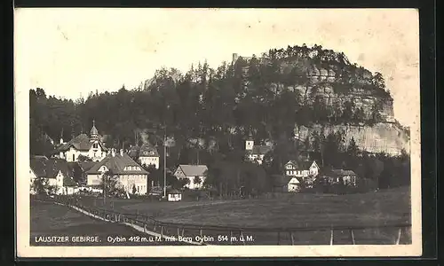 AK Oybin /Lausitzer Gebirge, Ortsansicht mit Berg Oybin