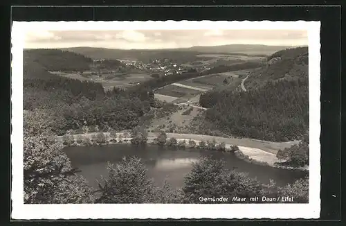 AK Daun /Eifel, Gmünder Maar mit Blick auf Ort