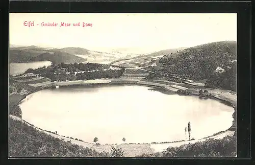 AK Daun /Eifel, Gmünder Maar mit Ort in der Ferne