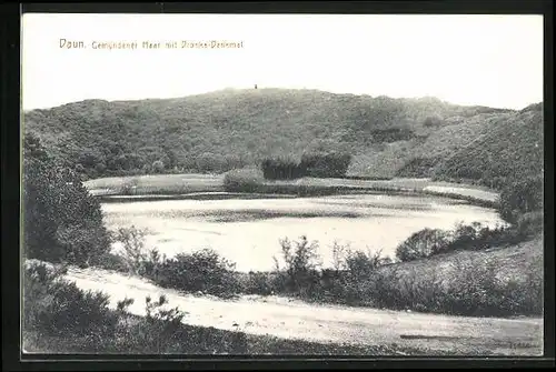 AK Daun /Eifel, Gemündener Maar mit Dronke-Denkmal