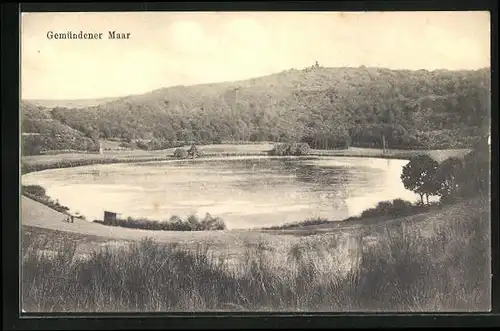 AK Daun /Eifel, Gemündener Maar mit umliegenden Hügeln