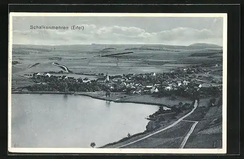 AK Schalkenmehren /Eifel, Teilansicht der Maar mit Blick auf Ort