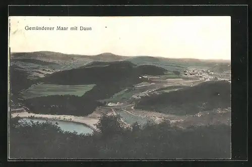 AK Daun /Eifel, Gemündener Maar mit Berglandschaft