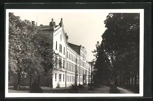 AK Hranice na Morave, Strassenpartie mit grossem Gebäude