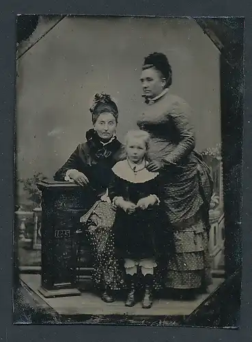 Fotografie Ferrotypie drei Generationen, Grossmutter, Mutter und Tochter in Biedermeierkleidern posieren im Atelier