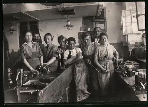 Fotografie Schlosserei, Handwerker bearbeiten Werkstücke