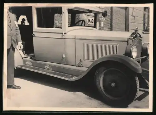 Fotografie Auto Opel, Herr im Anzug neben Limousine