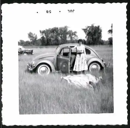 Fotografie Auto VW Käfer, junge Dame im Sommerkleid nebst Volkswagen 1958