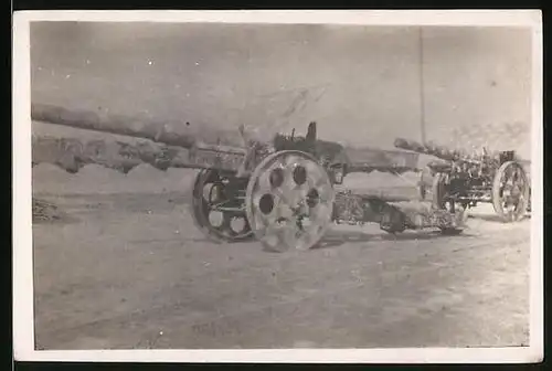 Fotografie 1.WK, 15cm Langrohrgeschütze bemalt zur Tarnung vor Luftangriffen