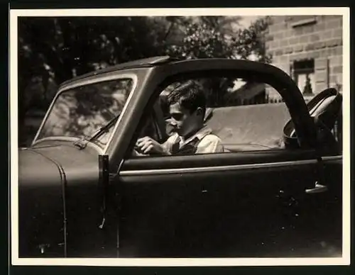 Fotografie Auto Cabrio, Knabe sitzt am Steuer eines PKW's 1939