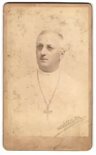 Fotografie H. Eckert, Prag, Portrait Geistlicher im weissen Gewand mit Kreuzkette