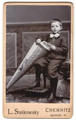 Fotografie L. Steikowsky, Chemnitz, Apollostr. 10, Portrait Knabe mit grosser Zuckertüte posiert im Atelier, Einschulung