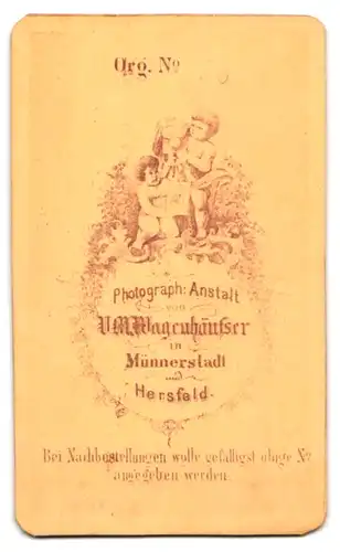 Fotografie V. M. Wagenhäuser, Münnerstadt, Portrait stolze Mutter im Biedermeierkleid mit Baby im Arm, Mutterglück