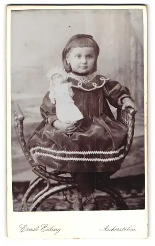 Fotografie Ernst Eiding, Aschersleben, Über den Steinen 32, Portrait Mädchen im samtenen Kleid mit Puppe auf dem Schoss