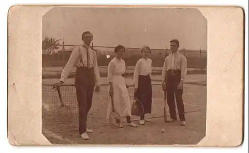 Fotografie unbekannter Fotograf und Ort, zwei Pärchen beim Tennisspiel auf dem Tennisplatz