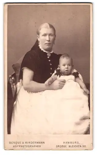 Fotografie Benque & Kindermann, Hamburg, Grosse Bleiche 30, Portrait Amme mit Kind im Atelier