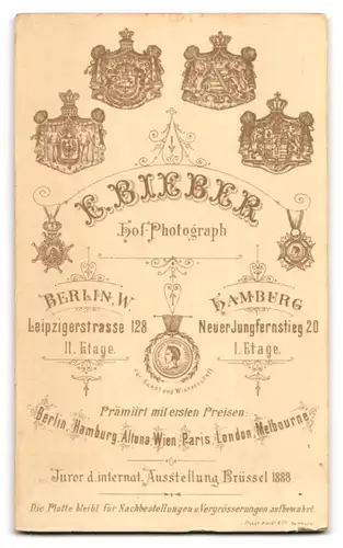 Fotografie E. Bieber, Berlin, Leipzigerstr. 128, Portrait junger Knabe im Matrosen Anzug mit Spielzeug Pferd