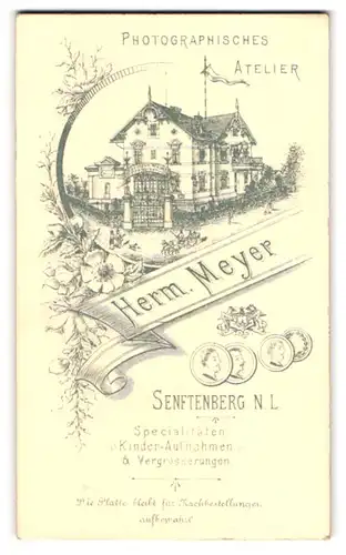 Fotografie Herm. Meyer, Senftenberg N.L., Ansicht Senftenberg, Ateliersgebäude in der Aussenansicht