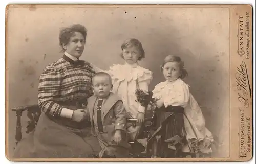 Fotografie J. Kleiber, Ludwigsburg, Stuttgarterstr. 10, Portrait Mutter mit drei Kindern im Atelier, Mutterglück