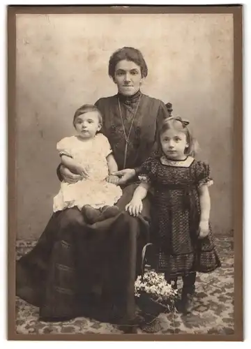 Fotografie Karl Bauer, Karlsruhe, Zähringer-Str. 41, Portrait Mutter mit zwei Kindern im Biedermeierkleid, Mutterglück
