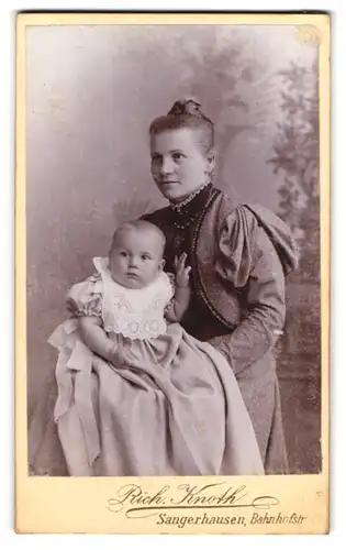 Fotografie Rich. Knoth, Sangerhausen, Bahnhofstr., junge Mutter im Biedermeierkleid mit Kind auf Schoss, Mutterglück