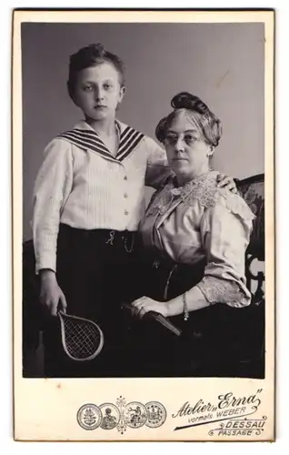 Fotografie Atelier Erna, Dessau, Passage, Portrait strenge Mutter in seidener Bluse mit Ihrem Sohn, Mutterglück