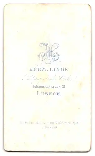 Fotografie Herm. Linde, Lübeck, Johannisstr. 31, Portrait stolze Mutter zeigt Ihre Tochter, Mutterglück