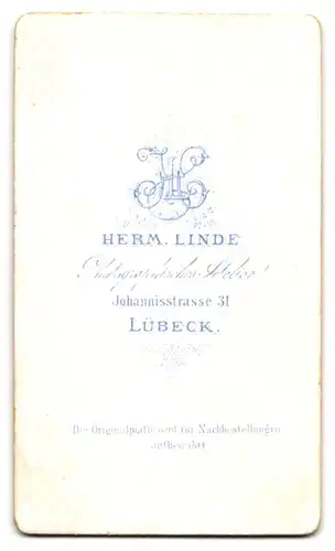 Fotografie Herm. Linde, Lübeck, Johannisstr. 31, Portrait Mutter präsentiert stolz ihre Tochter, Mutterglück