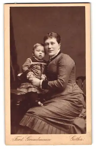 Fotografie Ferd. Grundmann, Gotha, Löwenstr. 9, Portrait Mutter im Biedermeierkleid zeigt ihren Sohn, Mutterglück