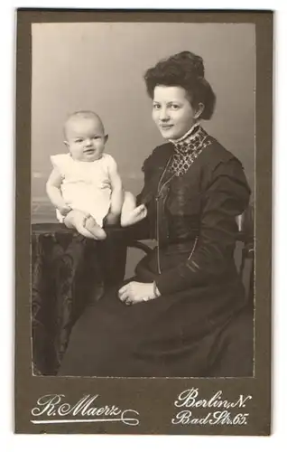 Fotografie R. Maerz, Berlin, Bad Str. 65, Portrait junge Mutter im Biedermeierkleid mit Kind, Mutterglück