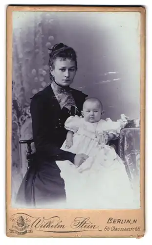 Fotografie Wilhelm Stein, Berlin, Chausseestr. 66, Portrait junge Mutter im Biedermeierkleid mit Kind, Mutterglück