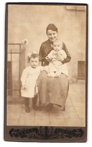 Fotografie unbekannter Fotograf und Ort, Portrait Mutter mit zwei Kleinkindern, Mutterglück
