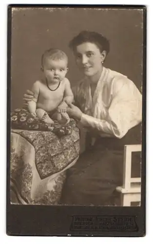 Fotografie Atelier Stern, Dresden, Waisenhausstr. 32, Portrait Mutter mit nacktem Kleinkind, Mutterglück