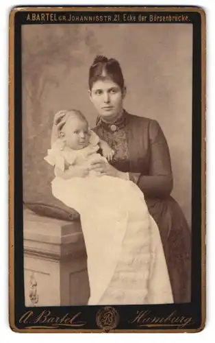 Fotografie A. Bartel, Hamburg, Gr. Johannisstr. 21, Portrait Mutter im Biedermeierkleid mit Kleinkind, Mutterglück