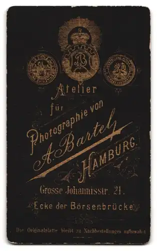 Fotografie A. Bartel, Hamburg, Gr. Johannisstr. 21, Portrait Mutter im Biedermeierkleid mit Kleinkind, Mutterglück