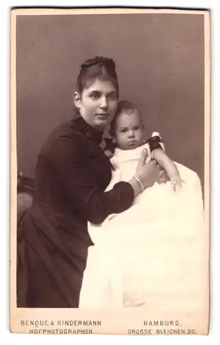 Fotografie Benque & Kindermann, Hamburg, Grosse Bleichen 30, Portrait Mutter mit ihrem Kinde, Mutterglück