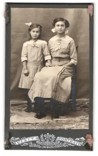 Fotografie unbekannter Fotograf und Ort, Portrait Mutter mit Ihrer Tochter in gleichen Kleidern, Mutterglück