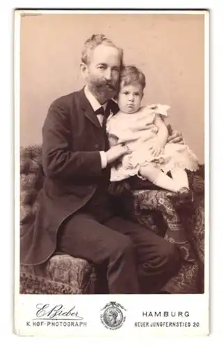 Fotografie E. Bieber, Hamburg, Neuer Jungfernstieg 20, Portrait Vater mit Kind im Atelier, Mutterglück