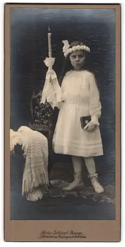 Fotografie Atelier Schüssel-Passage, München, Kaufingerstr. 9, Portrait Mädchen im weissen kleid mit Kerze