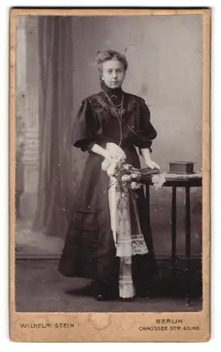 Fotografie Wilhelm Stein, Berlin, Portrait Chaussee Str. 65 /66, Portrait Mädchen im Konfirmationskleid mit Bibel