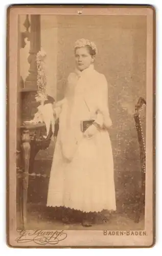 Fotografie G. Stumpf, Baden-Baden, Portrait Mädchen im Kommunionskleid mit Kerze