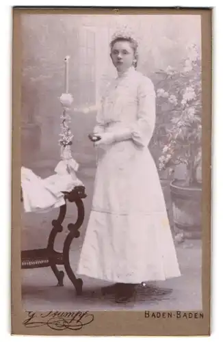 Fotografie G. Stumpf, Baden-Baden, Portrait Mädchen im weissen Kleid mit Kommunionskerze