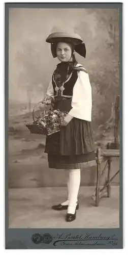 Fotografie A. Bartel, Hamburg, Grosse Johannisstr. 23 /25, Portrait Mädchen in Hamburger Tracht mit Blumenkorb