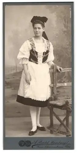 Fotografie A. Bartel, Hamburg, Grosse Johannisstr. 23 /25, Portrait Mädchen in Hamburger Tracht im Atelier